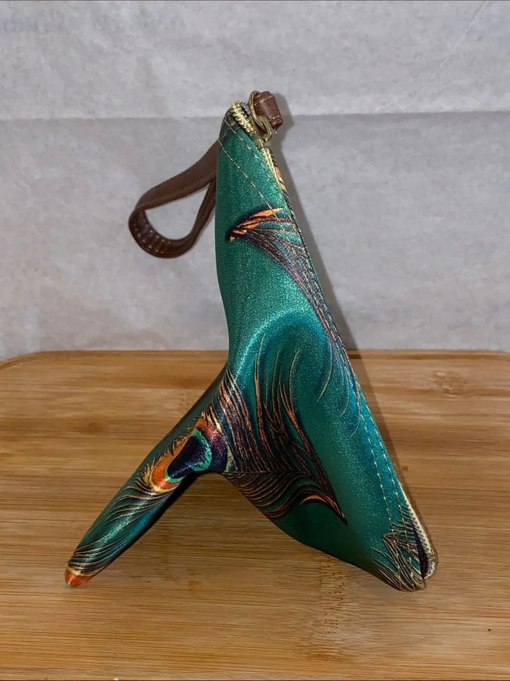 CHULA Peacock Feather Print Trianglr Wristlet Clutch - Green